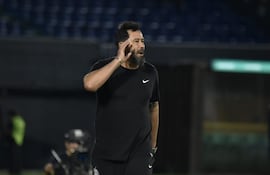 El entrenador de Olimpia, Pablo "Vitamina" Sánchez durante el triunfo ante Sportivo Luqueño, en el estadio Defensores del Chaco.