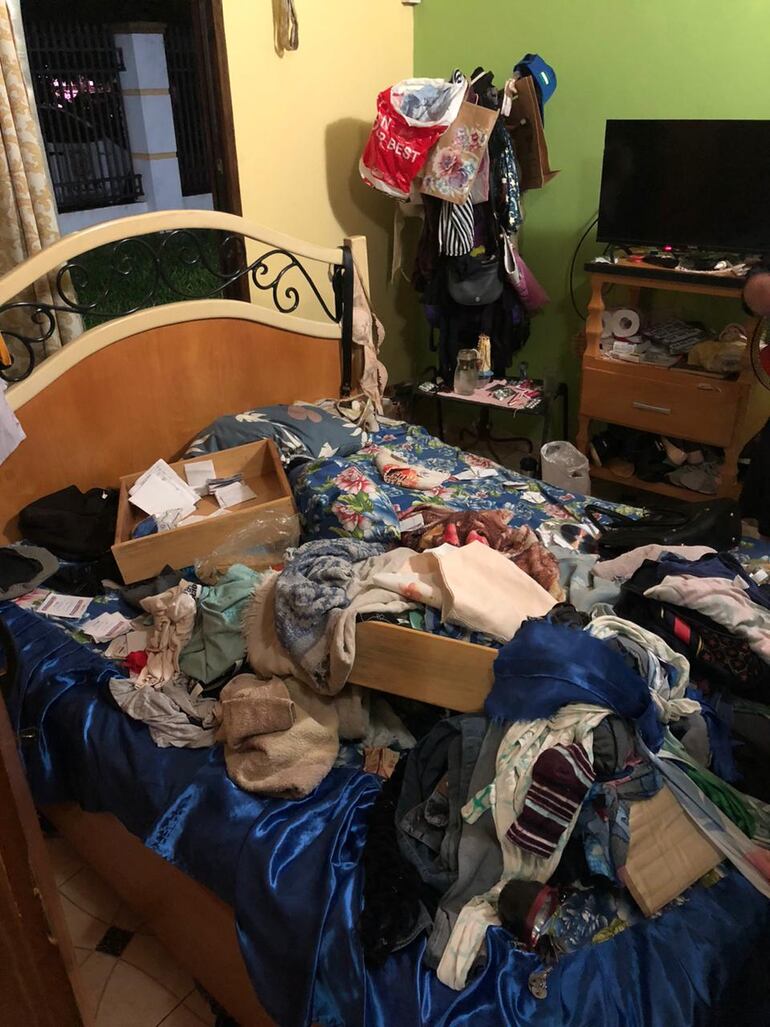 Los intrusos revolvieron cada uno de los muebles de todas las habitaciones de la casa en busca de dinero y objetos de valor.  
