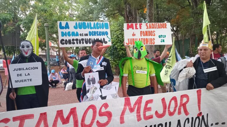 Los docentes se movilizan desde la madrugada en la Plaza Uruguaya.