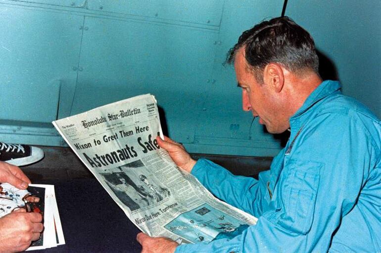 Jim Lovell con un diario luego de su retorno a la tierra. 
