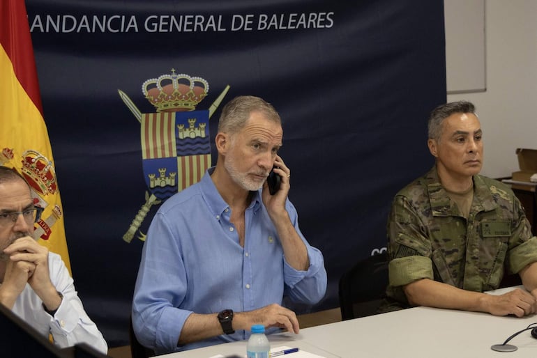 El rey Felipe VI (C) ha participado por videoconferencia en la reunión del Comité Estatal de Coordinación y Dirección (Cecod) del Plan Estatal de Emergencias ante la gravedad de la situación de los incendios en tres comunidades españolas, tras hablar con el ministro del Interior, Fernando Grande-Marlaska, y los presidentes autonómicos de las tres regiones afectadas.