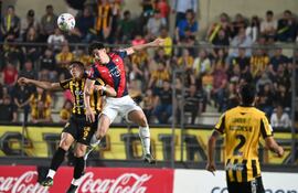 Iván Ramírez (i), futbolista de Guaraní, disputa el balón en un partido frente a Cerro Porteño por la octava fecha del torneo Clausura 2025 de la Primera División de Paraguay en el estadio Arsenio Erico, en Asunción, Paraguay.