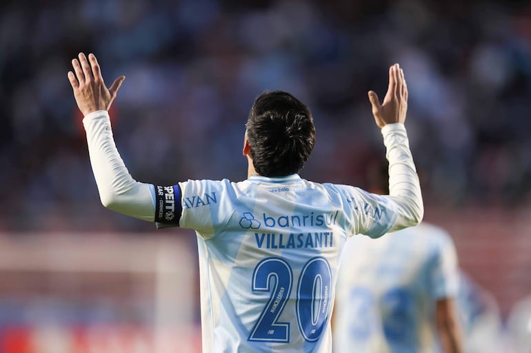 Mathías Villasanti de Gremio celebra un gol este jueves, en un partido de la Copa Sudamericana entre Bolívar y Gremio en el estadio Hernando Siles, en La Paz (Bolivia).