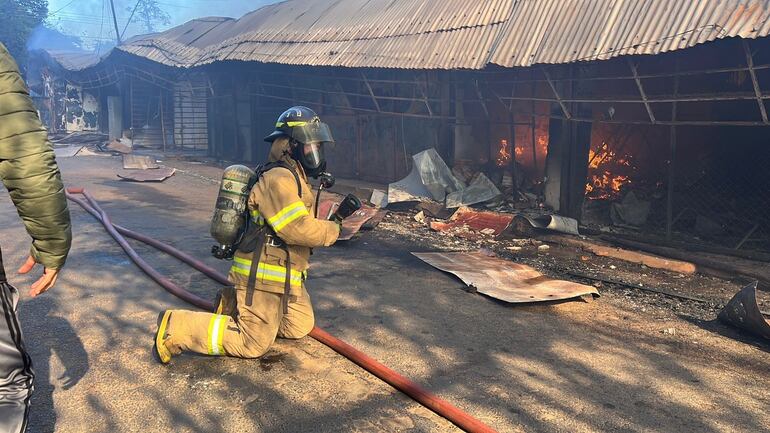Varias compañías de bomberos trabajan para sofocar el fuego que afecta al Mercado Municipal de Itauguá