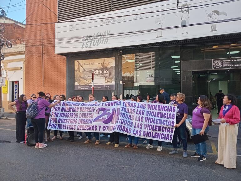 Lanzamiento de la marcha del 25 de noviembre, frente al Ministerio de Educación.