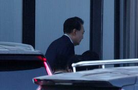 El presidente de Corea del Sur, Yoon Suk Yeol, llega para ser interrogado tras su arresto en el edificio de la Oficina de Investigación de la Corrupción para Funcionarios de Alto Rango y funcionarios de la policía en la ciudad de Gwacheon, Gyeonggi-do, Corea del Sur.