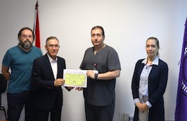 El Dr. Hugo Espinoza, presidente del Instituto Nacional de Ablación y Trasplante (INAT), junto al Dr. Lino Marcelo Pederzani, director médico, y la Dra. Fabiola Estigarribia, encargada de habilitaciones, hicieron entrega oficial del certificado de acreditación al Prof. Dr. Jorge Giubi, director Asistencial del Hospital de Clínicas.