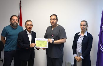 El Dr. Hugo Espinoza, presidente del Instituto Nacional de Ablación y Trasplante (INAT), junto al Dr. Lino Marcelo Pederzani, director médico, y la Dra. Fabiola Estigarribia, encargada de habilitaciones, hicieron entrega oficial del certificado de acreditación al Prof. Dr. Jorge Giubi, director Asistencial del Hospital de Clínicas.