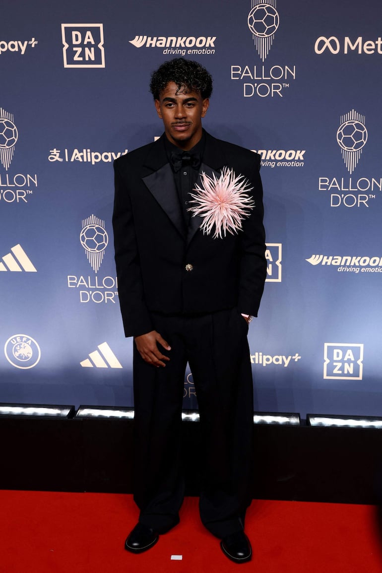 Lamine Yamal y su elegante traje con la firma de Chanel en la red carpet del Palladium Theatre. (Toby Shepheard / AFP)