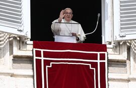 El Papa Francisco dirige el rezo del Ángelus, tradicional oración del domingo, desde la ventana de su despacho con vistas a la Plaza de San Pedro, Ciudad del Vaticano.