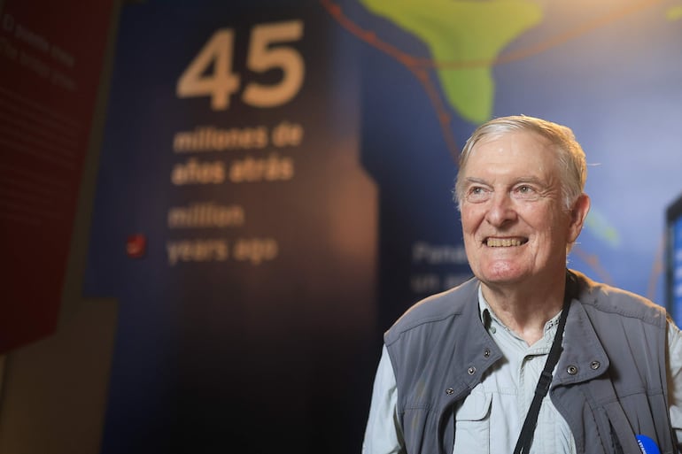 El estadounidense Robert S. Ridgely reacciona durante una visita al Biomuseo este viernes, en ciudad de Panamá (Panamá).