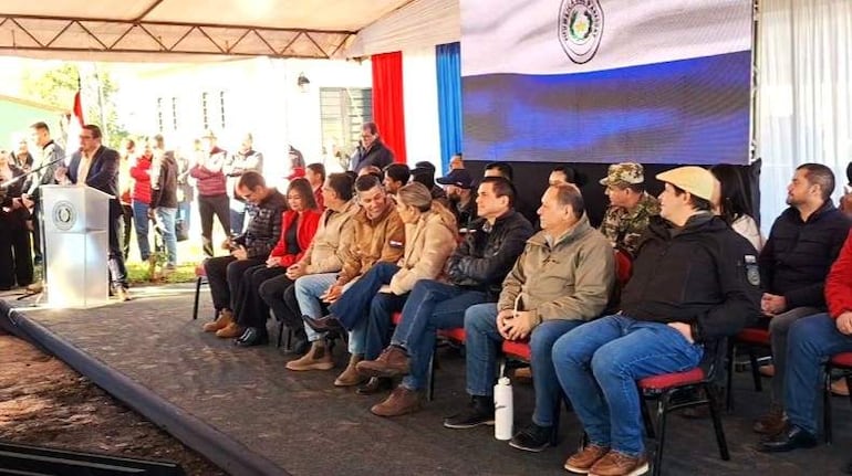 En un acto de tinte político, el presidente Santiago Peña brindó su apoyo a la reelección de Gustavo Penayo Arce.