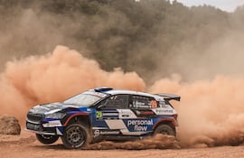 Así hizo su paso, por el primer tramo cronometrado del rally italiano, el Škoda Fabia RS Rally2 al mando de Fau Zaldívar y Marcelo der Ohannesian.
