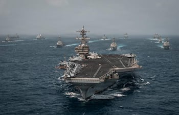 Fotografía difundida por el Comando Central del Ejército de Estados Unidos (Centcom) de buques de guerra de la Armada de EE.UU. desplegados en Medio Oriente, tras anunciar que reimpusieron este martes el bloqueo naval a Irán en el estrecho de Ormuz.
