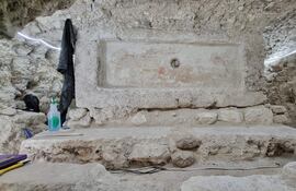 Fotografía cedida por el Ministerio de Cultura de Guatemala de un "altar decorado con murales teotihuacanos" descubierto en la antigua ciudad maya denominada Tikal (Guatemala).