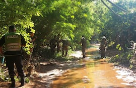 Militares colaboran en la búsqueda de Tobías Suárez, en el arroyo Tayuasapé de San Lorenzo. El niño lleva seis días desaparecido tras ser arrastrado por un fuerte raudal.