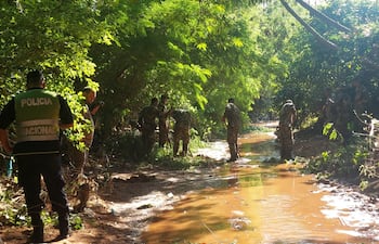 Militares colaboran en la búsqueda de Tobías Suárez, en el arroyo Tayuasapé de San Lorenzo. El niño lleva seis días desaparecido tras ser arrastrado por un fuerte raudal.