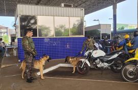 Los militares con canes especializados en la labor antidrogas en la cabecera del Puente de la Amistad.