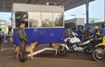 Los militares con canes especializados en la labor antidrogas en la cabecera del Puente de la Amistad.