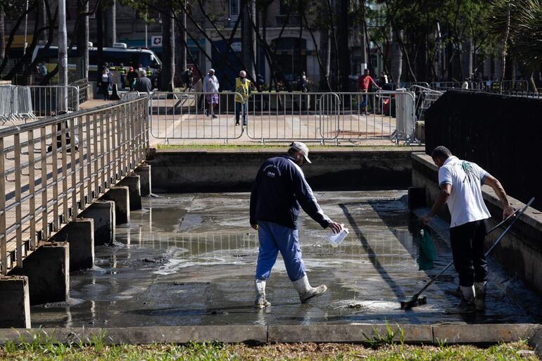 Personal limpia el espacio del espejo de agua la plaza de la Sé, donde se encuentra la Catedral Metropolitana, en Sao Paulo (Brasil).
