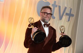 El actor Seth Rogen posa con dos de los premios Emmy obtenidos por su serie "El estudio".