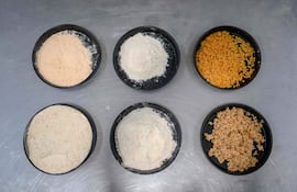 Harina de escanda, einkorn y lentejas, así como granos cocidos de lenteja y bulgur, los ingredientes del pan de Küllüoba, una recreación de un pan de 5.000 años desenterrado en una excavación arqueológica, en la provincia de Eskisehir, en el centro de Turquía.