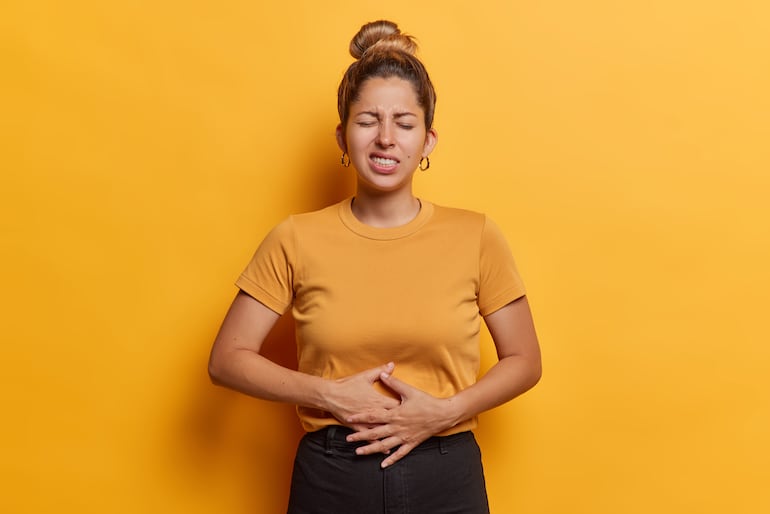 Mujer con dolor de panza.