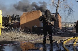 Un agente de policía permanece en el lugar de un ataque ruso en Brovary, cerca de Kiev, Ucrania.