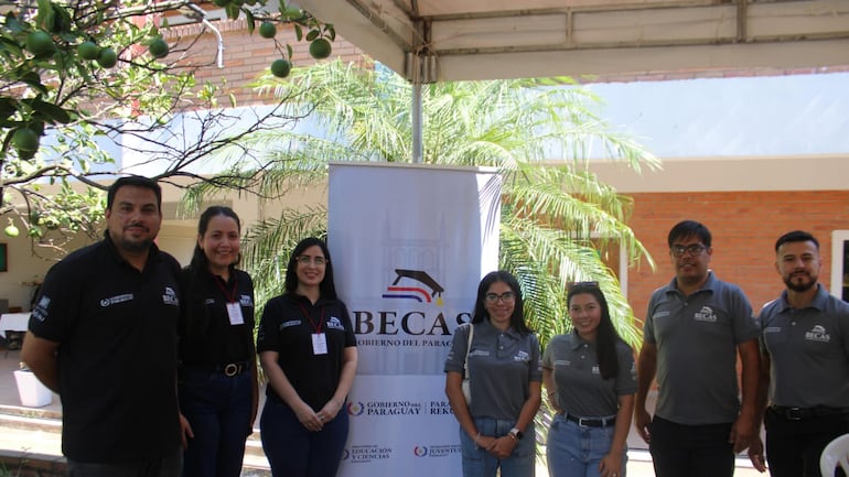 Encargados de la mesa de atención de la sede de Becas del Gobierno en Caacupé