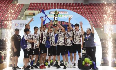 Los alumnos del Centro Regional de Educación Natalicio Talavera, de Villarrica, se consagraron campeones en vóley masculino Sub 14 al vencer en la final al Colegio Nacional Santa Ana.