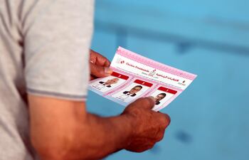 Un tunecino sostiene una papeleta en un colegio electoral durante las elecciones presidenciales en Túnez, Túnez, el 06 de octubre de 2024. El órgano electoral tunecino, la Alta Autoridad Independiente para las Elecciones (ISIE), ha aprobado tres candidatos para las elecciones presidenciales: el actual presidente tunecino, Kais Saied, de 66 años, que se presenta a un segundo mandato; Zouhair Maghzaoui, de 59 años, exdiputado; y Ayachi Zammel, de 43 años, industrial.