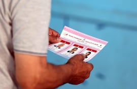 Un tunecino sostiene una papeleta en un colegio electoral durante las elecciones presidenciales en Túnez, Túnez, el 06 de octubre de 2024. El órgano electoral tunecino, la Alta Autoridad Independiente para las Elecciones (ISIE), ha aprobado tres candidatos para las elecciones presidenciales: el actual presidente tunecino, Kais Saied, de 66 años, que se presenta a un segundo mandato; Zouhair Maghzaoui, de 59 años, exdiputado; y Ayachi Zammel, de 43 años, industrial.
