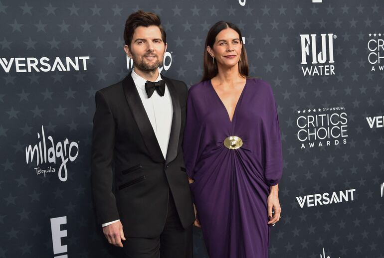 El actor Adam Scott y su esposa, la productora Naomi Scott, llegaron de la manito a los Critics Choice Awards. (Chris DELMAS / AFP)