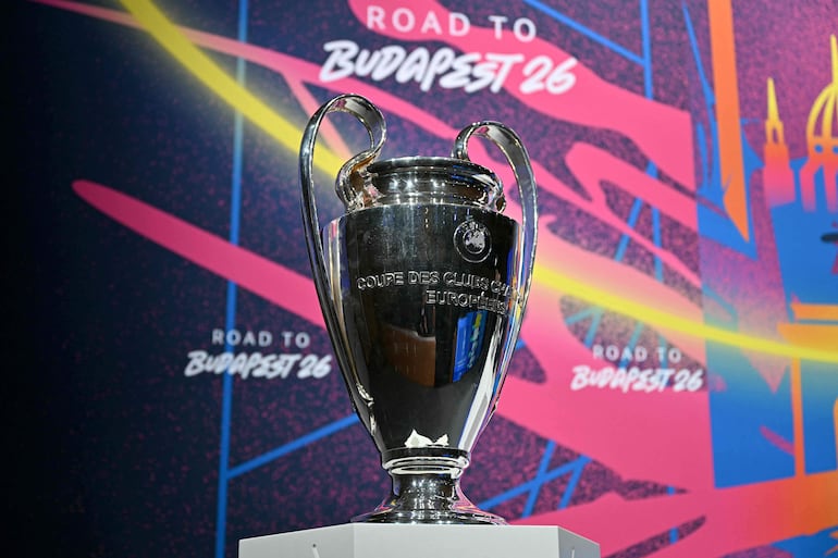 El trofeo de la Champions League en el sorteo de los octavos de final de la edición 2025-2026. 