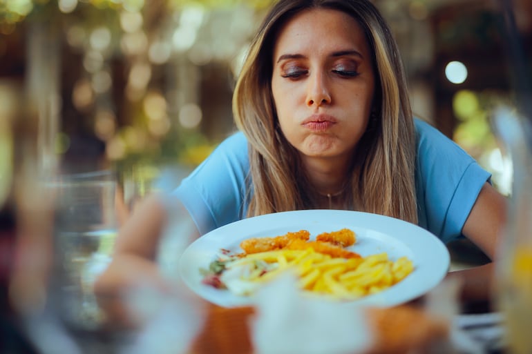 Mujer siente saciedad.