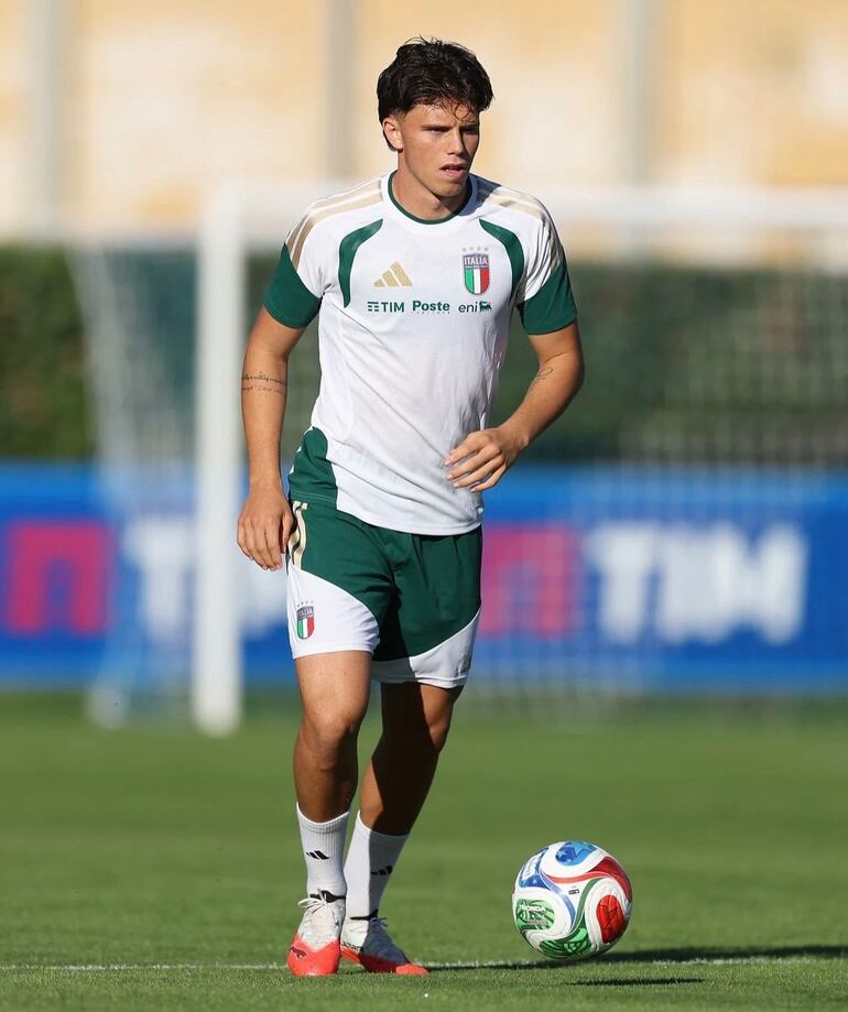 Alessandro Gianni Romano, italiano que juega como centrocampista en el Cagliari, club de la Serie A, cedido por la Roma