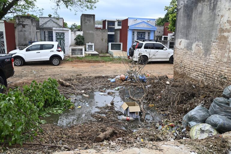 El charco y la inmundicia se mezclan en este espacio del Cementerio del Este, ante la ausencia de las autoridades comandadas por el intendente Luis Bello (ANR-HC).