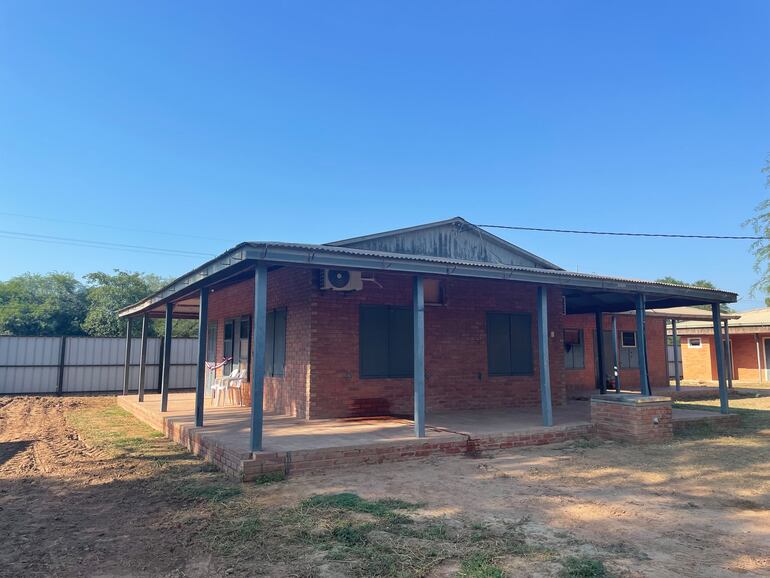 Una cómoda casa con acogedora instalaciones fue inaugurada esta mañana en Filadelfia en un sencillo acto encabezado por el gobernador Harold Bergen y la ministra de la Mujer Cynthia Figueredo, entre otras autoridades.