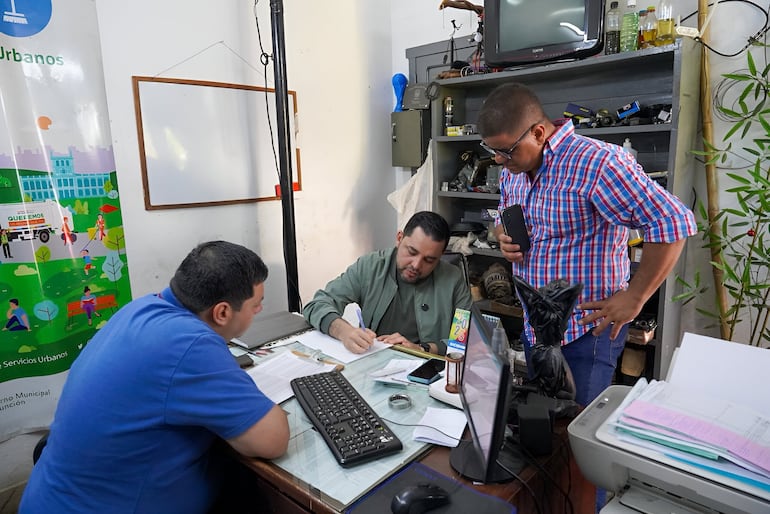 Luis Bello en la Dirección de Servicios Urbanos de la Municipalidad de Asunción.