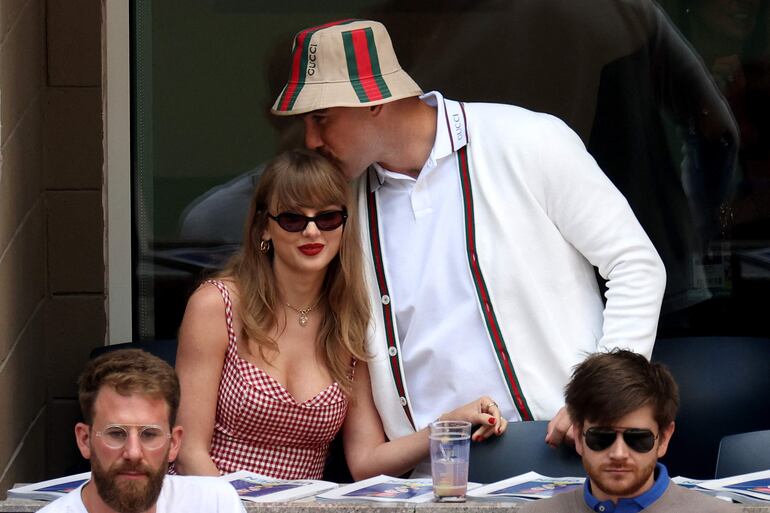 A la mediática parejita, compuesta por Taylor Swift y Travis Kelce, se la vio muy enamorada en la final masculina del US Open. (Jamie Squire/Getty Images/AFP)

