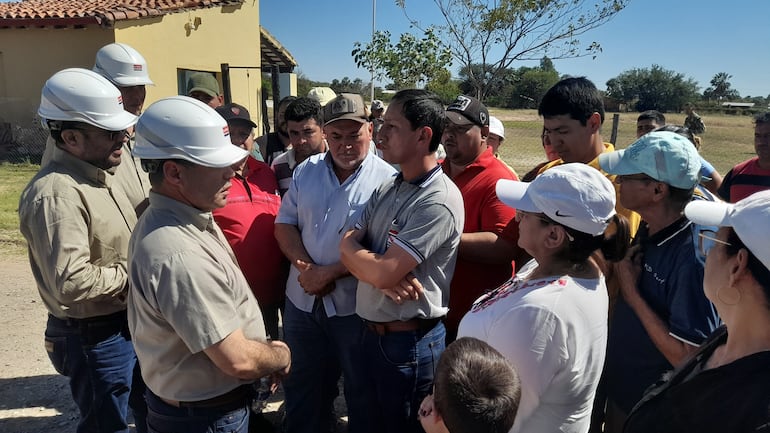 El presidente de la ande, escucha los reclamos de los usuarios de Fuerte Olimpo.