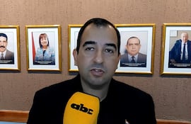 El diputado Arnaldo Valdez durante una entrevista, expresando su postura firme sobre la situación legal y académica del senador Hernán Rivas.