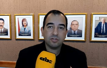 El diputado Arnaldo Valdez durante una entrevista, expresando su postura firme sobre la situación legal y académica del senador Hernán Rivas.