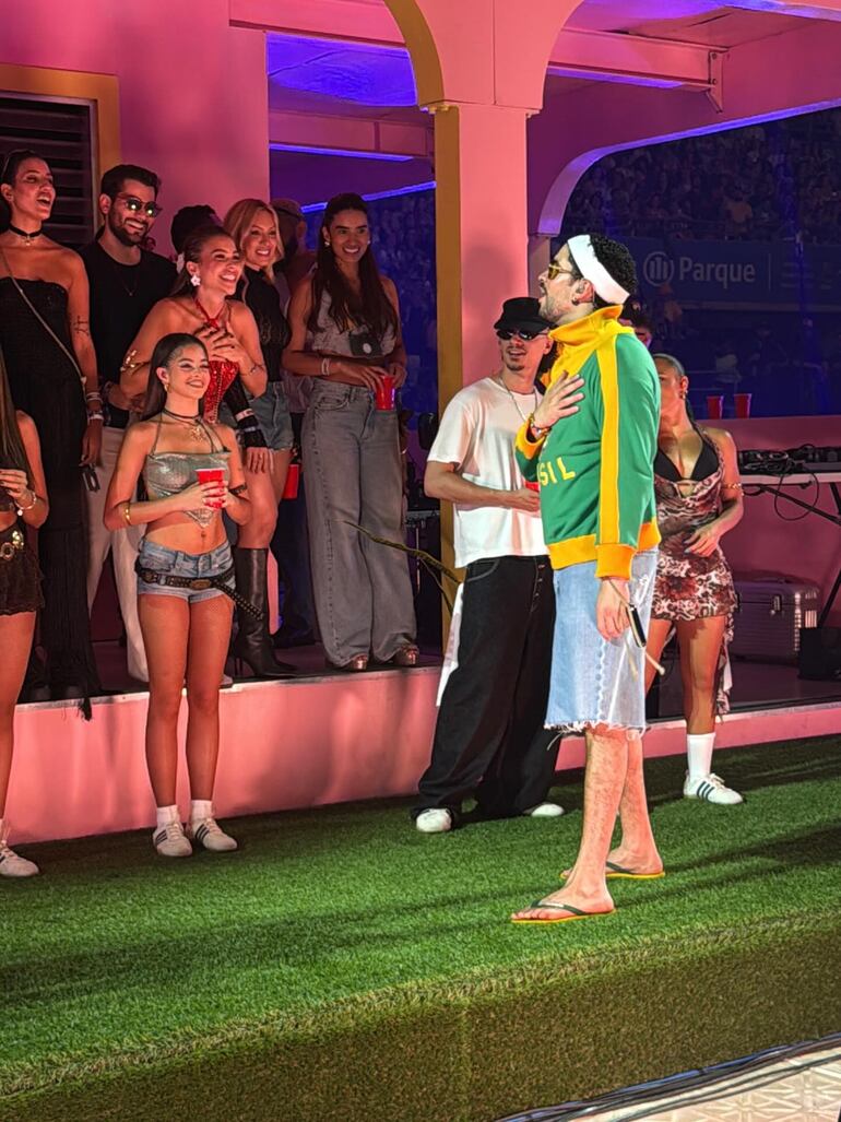 Larissa Rodríguez junto a Bad Bunny en la famosa "casita". (Instagram/Larissa Rodríguez)