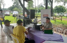 Los funcionarios de la ANDE también realizan trámites comerciales cada tanto en diferentes localidades.