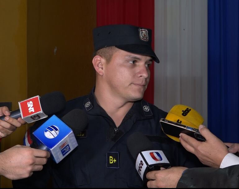 El oficial ayudante Manuel Báez confirmó que ambas personas fueron rescatadas del raudal.