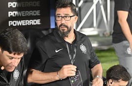 El entrenador de Olimpia, Pablo "Vitamina" Sánchez durante el encuentro ante Barracas Central.