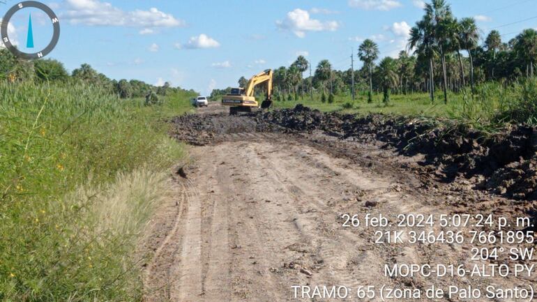 La maquina pertenece a un ganadero de la zona, quien prestó para los trabajos, pero la mención es solo para el MOPC, según fotografía alzada por los responsables del distrito.