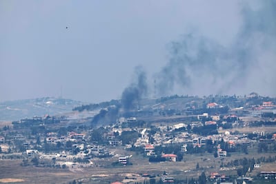 Se observa humo como resultado de un ataque israelí en el sur del Líbano, visto desde el lado israelí de la frontera en la Alta Galilea, al norte de Israel, este lunes. EFE