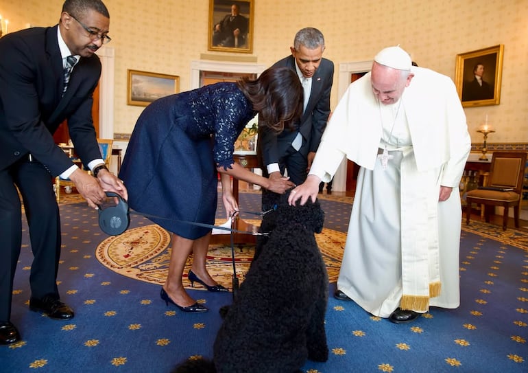 Michelle y Barack Obama junto al papa Francisco y la perrita Sunny. (Instagram/Barack Obama)